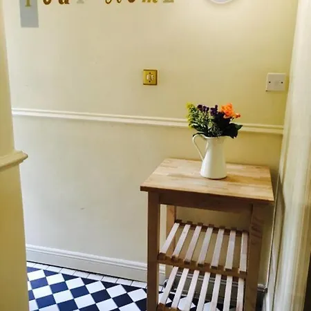 Period 4 Bedroom House Close To The City Centre Apartment *