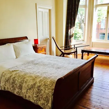 Period 4 Bedroom House Close To The City Centre Apartment