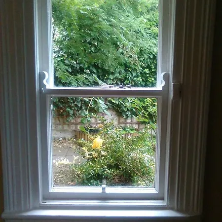 Apartment Period 4 Bedroom House Close To The City Centre *