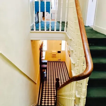 Period 4 Bedroom House Close To The City Centre *