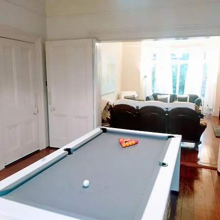 Period 4 Bedroom House Close To The City Centre Apartment *