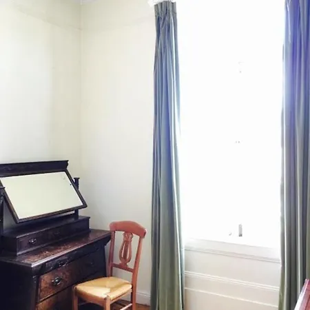 Apartment Period 4 Bedroom House Close To The City Centre *