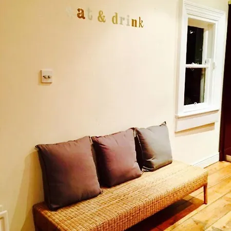 Period 4 Bedroom House Close To The City Centre Apartment *
