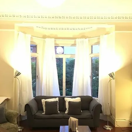 Period 4 Bedroom House Close To The City Centre Apartment *